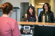 Sabine Kaiser (Katharina Müller-Elmau, r.) begleitet Elke Becker (Anastasia Papadopoulou, M.) zum Frauenarzt. Sprechstundenhilfe Liesl Wolpert (Christina Baumer, l.)