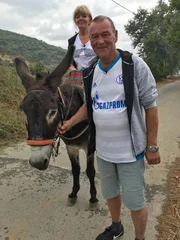 Zwei Schalker kuscheln im Zelt: Conny und Ralle auf Kreta.