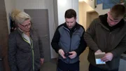 Silvia fühlt sich nicht mehr sicher und beauftragt ihre Schwiegersöhne Peter und Flo, das Haus einbruchssicher zu machen.