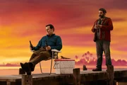 Ashley "Ash" J. Williams (Bruce Campbell, l.); Brujo (Hemky Madera, r.)