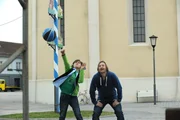 Gregor und Felix üben gemeinsam das Basketballspielen. Von links: Felix Kramer (Shayan Hartmann) und Gregor Brunner (Holger M. Wilhelm).