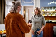Anja (Eva-Maria Grein von Friedl, r.) ist erleichtert, als Michael (Erich Altenkopf. l.) ihr die Diamanten zurückgibt.