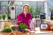 Unser Magen hat so einiges zu verarbeiten. Von Kuchen über Obst bis hin zum saftigen Steak – nichts, was die Magensäure nicht zersetzen kann. Warum wir uns dann nicht selbst verdauen, erklärt Susanne Holst in „Wissen vor acht – Mensch“.