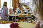 EKarten spielen im Kindergarten mit Erzieherin Jessica Kirchgässner (r.) und Reporterin Lisa Altmeier.