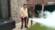 Flo (li.) und Peter testen die Handhabung des Feuerlöschers