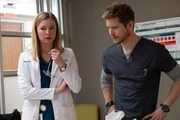 Nicolette Nevin (Emily VanCamp, l.); Dr. Conrad Hawkins (Matt Czuchry, r.)