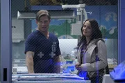 Dr. Atticus Lincoln (Chris Carmack, l.); Dr. Jo Karev (Camilla Luddington, r.)
