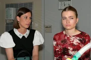 Matilda (Anna-Katharina Fecher, l.) merkt, dass Johanna (Charlott Reschke) mit den Nerven am Ende ist.