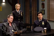 (v.l.n.r.) Keith "Der Geier" Pembroke (Dean Winters); Madeline Wuntch (Kyra Sedgwick); Jason Stentley (Ken Marino)