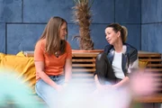 Nadine (Floriane Eichhorn, l.) plädiert bei Ute (Isabell Hertel) für den Mittelweg zwischen Affäre und Beziehung.