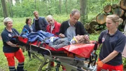 Endlich wird Sarah Erikson (Stella Hilb, liegend) gefunden! Sie hat die ganze Zeit schwer verletzt im Wald gelegen. Die Ermittler (Claudia Schmutzler, 2.v.l.; Dominic Boeer, 3.v.l.) erhoffen sich nun endlich Antworten auf ihre drängenden Fragen, aber Erikson ist nicht vernehmungsfähig. Wird die Wahrheit jemals ans Licht kommen?