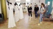 Die Qual der Wahl: Kandidatin Maria (r.) muss sich mit Hilfe ihrer Freundinnen Kosica (l.) und Laura (M.) für ein Kleid entscheiden.