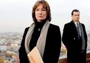 Nur er hält zu ihr: Karla Lorenz (Natalia Wörner) und ihr Vorgesetzter Thomas Eick (Thomas Sarbacher).