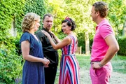 Die Holtkamps als ziemlich beste Freunde: Conny (Brigitte Zeh, l.) und Tobi (Matthias Komm) habe Connys Chefin, Frau Kratzer-Zenker (Julia Maria Köhler), und ihren neuen Freund, Norman (Niels Dörgeloh, r.) zum Grillen zu Besuch.