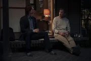 Jake Adelstein (Ansel Elgort, l.); Hiroto Katagiri (Ken Watanabe, r.)
