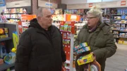 Silvia und Harald kaufen Sachen für den guten Zweck eim