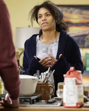 Dr. Maggie Pierce (Kelly McCreary)