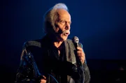 Rudi (Tilo Prückner) gibt bei der Ü40 Single-Party den strahlenden Conferencier.