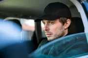 Frederick Becker beobachtet vom Auto aus die Praxis, in der sich seine Frau untersuchen lässt.