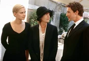 Lilly (Denise Zich, links) stellt ihrer Mutter Teresa (Gila von Weitershausen) den charmanten Hotelier Francesco (Gedeon Burkhard) vor.