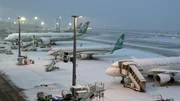 Das heftigste Winterunwetter seit 10 Jahren hält den größten Winterdienst Europas am Frankfurter Flughafen auf Trab.