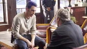 Aubrey (John Boyd, l.) befragt einen möglichen Zeugen.