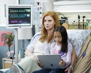 Suzanne Britland (Sarah Rafferty, l.); Mei Li (Mia Lynn Bangunan, r.)
