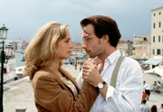 Caro (Tina Bordihn) und ihr Freund Rolf (Lucas Gregorowicz) räumen ein Missverständnis aus.