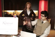 Lisa (Alexandra Neldel, l.) nimmt reserviert Rokkos (Manuel Cortez, r.) Kommentar zum Schneewittchen-Spot hin. (Dieses Foto von Alexandra Neldel darf nur in Zusammenhang mit der Berichterstattung über die Serie "Verliebt in Berlin" veröffentlicht und verbreitet werden.)