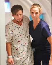 Dr. Casey Parker (Alex Blue Davis, l.); Dr. Teddy Altman (Kim Raver, r.)