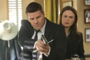 Booth (David Boreanaz) zieht seine Waffe und stellt sich schützend vor Brennan (Emily Deschanel), als im Diner plötzlich Brennans neuer Kollege auftaucht, blutend und verdreckt...