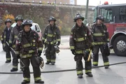 Nach dem Einsatz, l-r: Christian Stolte als Mouch, Jesse Spencer als Matthew Casey, Anthony Ferraris als Tony, Alberto Rosende als Blake Gallo, Randy Flagler als Capp, Joe Minoso als Joe Cruz