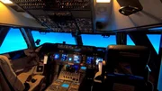 Ein Cockpit zum Flugsimulator umgebaut: Hebel, Knöpfe, Steuer - alles funktioniert wie in einer echten 747.