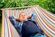 Tobi (Matthias Komm) macht Siesta in der Hängematte. +++ Die Verwendung des sendungsbezogenen Materials ist nur mit dem Hinweis und Verlinkung auf TVNOW gestattet. +++