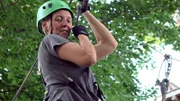 Katrin hat  mit der Höhe so ihre Probleme. Ob die 44-Jährige am Ende noch Spaß am Klettern findet?