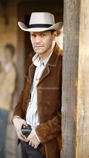 In seiner Rolle als 'Big River-Buck' beobachtet Booth (David Boreanaz) bei den Wild-West-Spielen die Teilnehmer.