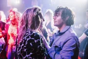 Sandra Kühn (Patricia Ivanauskas) und Ralf Vonderheiden  (Timocin Ziegler) im Club.