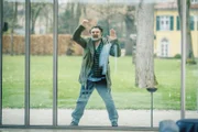 Alois Meininger (Martin Leutgeb) klopft an der Fensterscheibe.