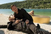 Sicherheitschef Ivica (Filip Juričić) mit dem sterbenden Bodyguard Duje (Luka Čerjan, liegend).