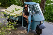 Yazid (Hannes Ringelstetter) ist mit der "Ape" unterwegs und entdeckt den gestohlenen Transporter.