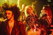 Prof. Ralph Vonderheiden (André Jung, rechts) und Ivo Batic (Miroslav Nemec, links).; Sandra Kühn (Patricia Ivanauskas) tanzt im Club.