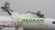 Eisregen und Neuschnee sind eine Gefahr für Flugzeuge. Schnee und Eis erhöhen das Gewicht der Maschinen und verändern die Aerodynamik, Eisbrocken können in die Triebwerke schleudern und sie beschädigen - deshalb müssen Flieger enteist werden.