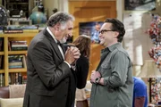 Vater Alfred (Judd Hirsch, l.) und Sohn Leonard (Johnny Galecki, r.) kurz vor der Hochzeit. Wird es diesmal tatsächlich Leonards letztes Ja-Wort sein?