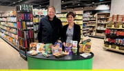 Björn Freitag (links) und Stiftung Warentest-Expertin Ina Bockholt nehmen das Sortiment an Fleischersatzprodukten genau unter die Lupe.