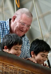 Krause (Horst Krause) unternimmt mit Yussuf (Yarsan Hushmen) und Mohammed (Haulan Hushmen) eine Ballonfahrt in einem Spaßbad. Krause (Horst Krause) unternimmt mit Yussuf (Yarsan Hushmen) und Mohammed (Haulan Hushmen) eine Ballonfahrt in einem Spaßbad.