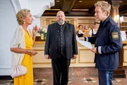 Beatrice B&ouml;ttcher (Wookie Mayer, l.) schildert Polizeihauptmeister Mohr (Max M&uuml;ller, r.) und Hoteldirektor Stefan M&uuml;hleisen (Thomas Wenke, M.), wie sie den ermordeten Ludwig K&auml;rger aufgefunden hat.