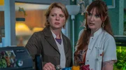„Beauty Oase Marzahn“: Kathi Grabowski (Jördis Triebel, li.) Kosmetikerin Lulu Moll (Deborah Kaufmann, re.) verstehen sich gut.