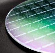 Der "Graphen-Photonic Wafer" der Firma Black Semiconductor nutzt ein innovatives Verfahren auf Basis von Kohlenstoff (Graphen) um die die Datenübertragung von Chips zu beschleunigen.