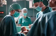 Dr. Kai Hoffmann (Julian Weigend, re.) unterstützt Dr. Ina Schulte (Isabell Gerschke, li.)  bei einem Kaiserschnitt. Diese Situation erinnert die beiden an den Tod ihres gemeinsamen Sohnes Adrian.