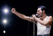 Freddie Mercury beim legendären "Live Aid" Konzert 1985 in London. Hatte der Frontmann von "Queen" sich damals schon mit HIV angesteckt? "Terra X History" erzählt die Geschichte von "berühmten Kranken".